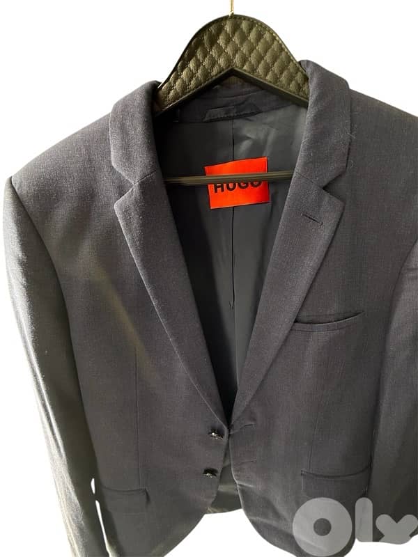 HUGO BUSS SUIT 400$ ( LIKE NEW) 1