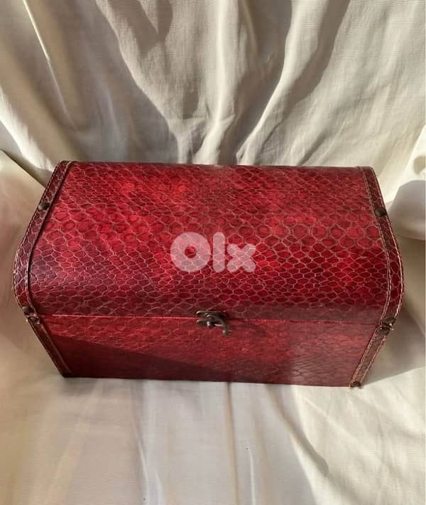 burgundy leather chest 0