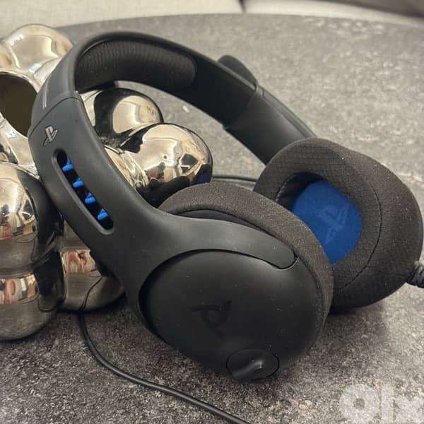 PS4 + 2 controllers + PS4 Headset 1