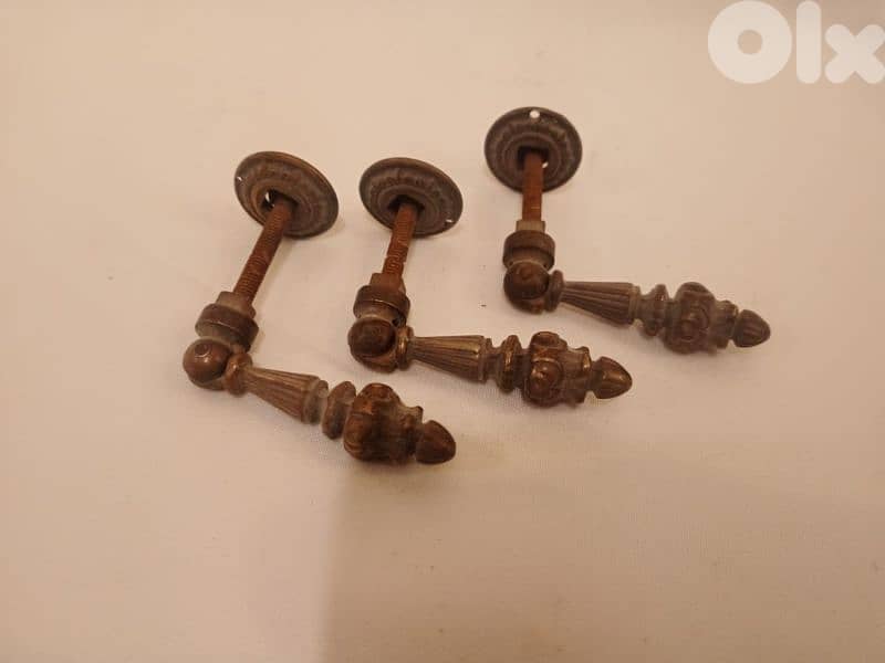 مسكات جوارير أو خزائن برونز قديمين 0