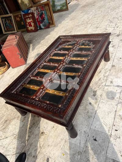 طاولة نص خشب اطراني انتيك وجه باب تنزيل نحاس مميزة جداا