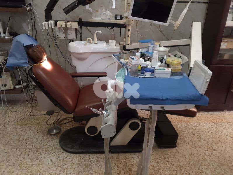 كرسي عيادة اسنان شغال للبيع مع اكسسواراته بسعر مغر ولمدة محدودة 0