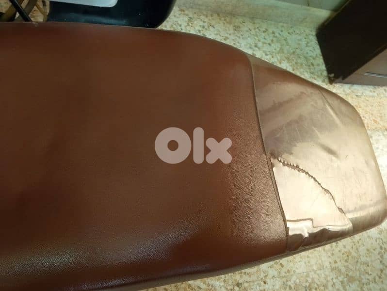 كرسي عيادة اسنان شغال للبيع مع اكسسواراته بسعر مغر ولمدة محدودة 1