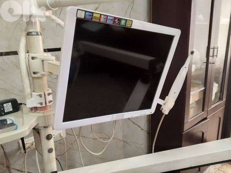 كرسي عيادة اسنان شغال للبيع مع اكسسواراته بسعر مغر ولمدة محدودة 2