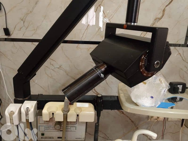 كرسي عيادة اسنان شغال للبيع مع اكسسواراته بسعر مغر ولمدة محدودة 3