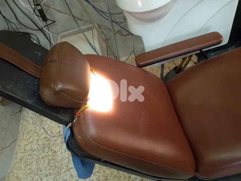 كرسي عيادة اسنان شغال للبيع مع اكسسواراته بسعر مغر ولمدة محدودة 4