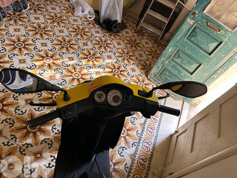 Aprilia SR 125 2023 ( yellow and black color ) 0