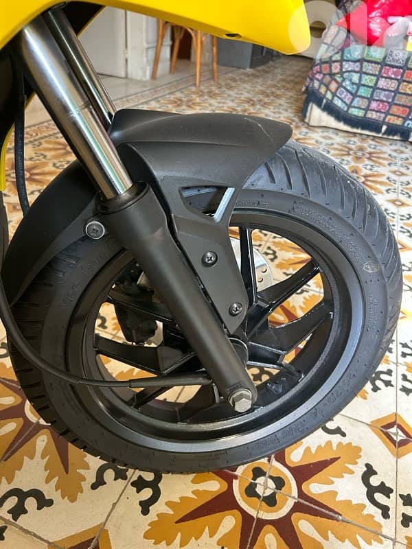 Aprilia SR 125 2023 ( yellow and black color ) 2