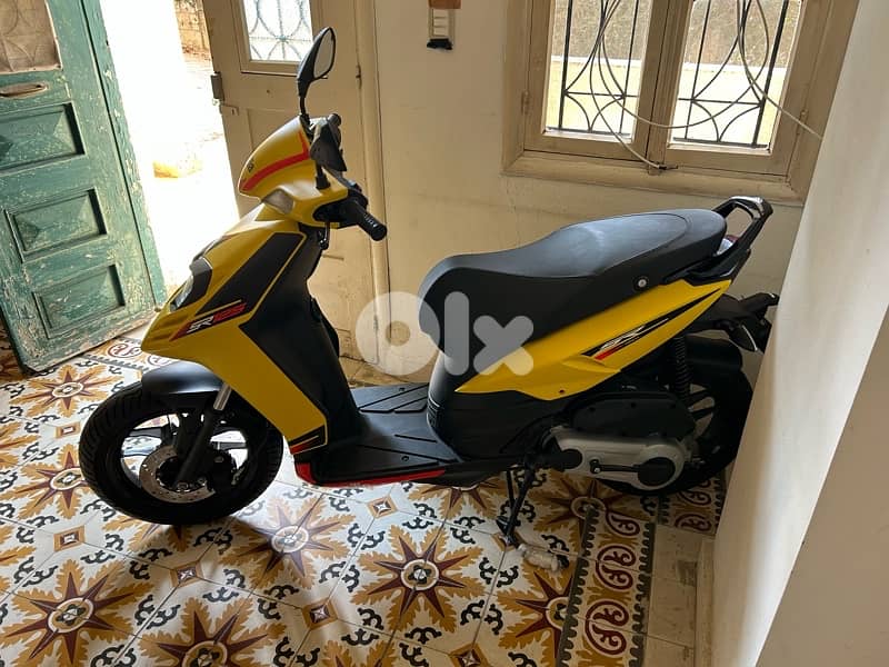 Aprilia SR 125 2023 ( yellow and black color ) 3