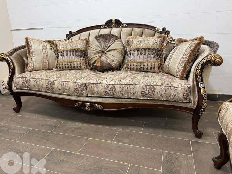 طقم كنبايات حفر خشب زان ملكي خمس قطع وطاولة 1