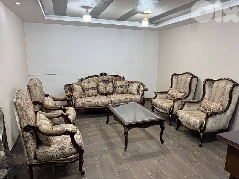 طقم كنبايات حفر خشب زان ملكي خمس قطع وطاولة 2