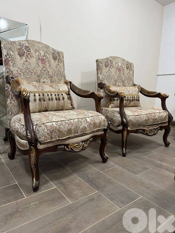 طقم كنبايات حفر خشب زان ملكي خمس قطع وطاولة 3