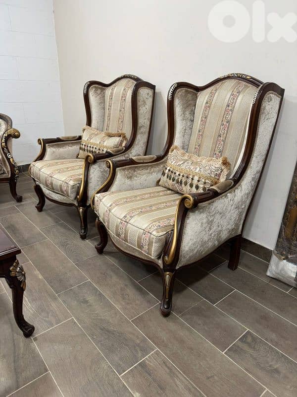 طقم كنبايات حفر خشب زان ملكي خمس قطع وطاولة 4