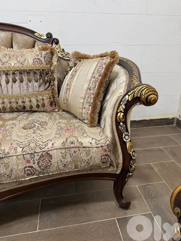 طقم كنبايات حفر خشب زان ملكي خمس قطع وطاولة 6