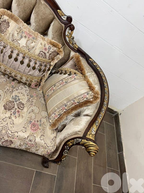 طقم كنبايات حفر خشب زان ملكي خمس قطع وطاولة 7