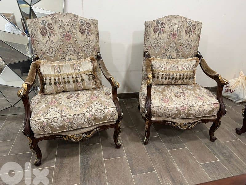 طقم كنبايات حفر خشب زان ملكي خمس قطع وطاولة 9