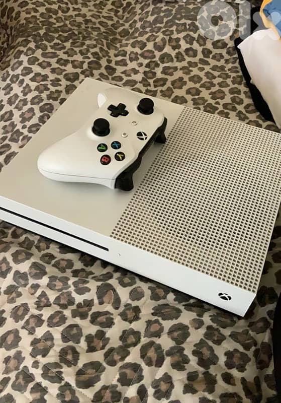 XBOX one S barley used with online account and 7 games 0