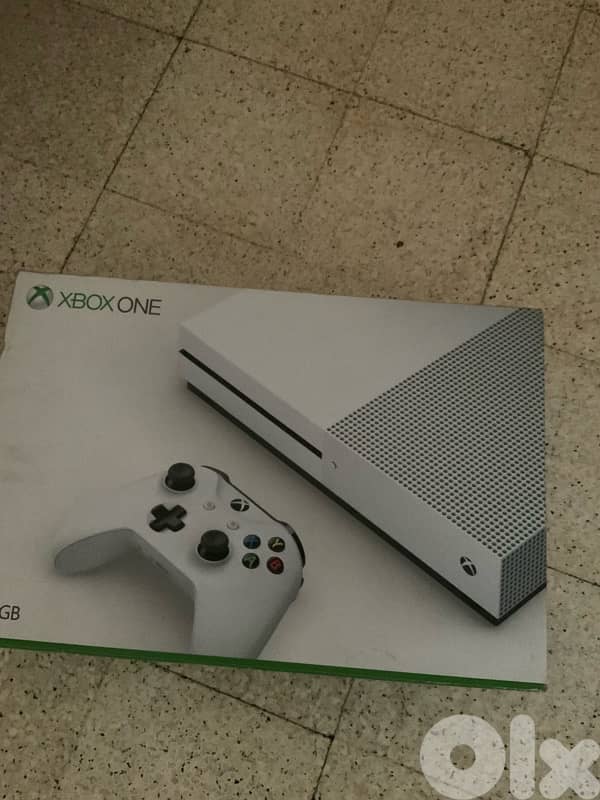 XBOX one S barley used with online account and 7 games 1