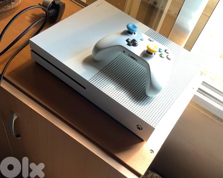 XBOX one S barley used with online account and 7 games 3