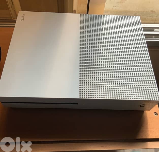 XBOX one S barley used with online account and 7 games 4