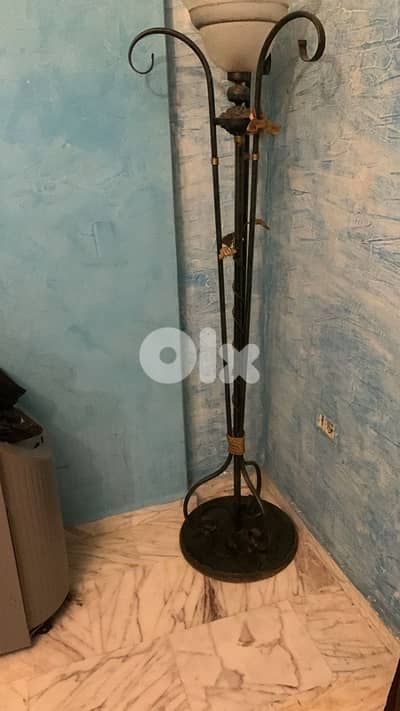 ستاند ضو حديد مزخرف بحالة ممتازة