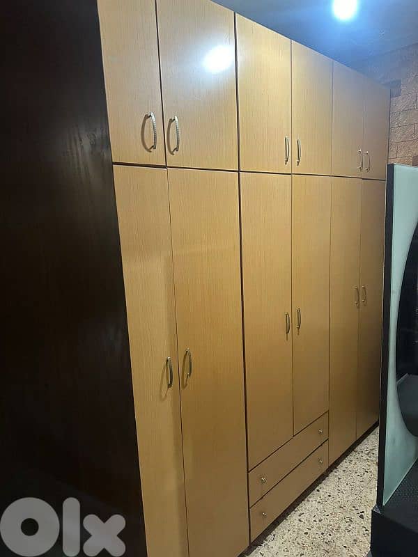 خزانة ست درف طابقين شبه جديدة 1