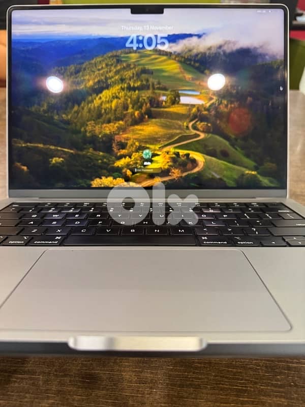 very clean mac book with cover 3