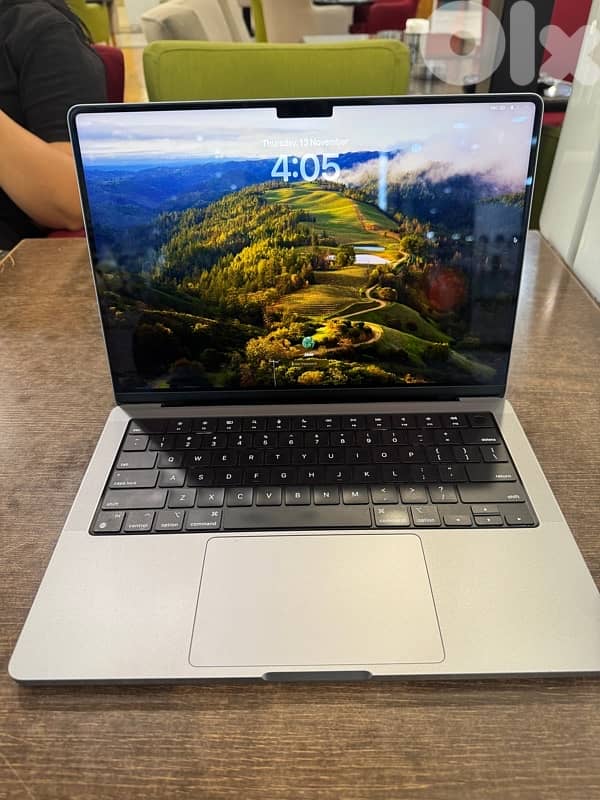 very clean mac book with cover 4