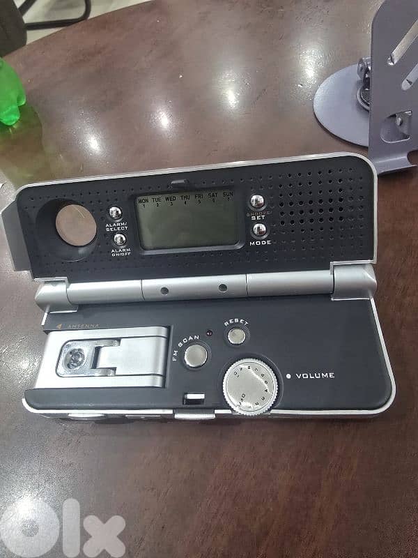RadioShack Maxus Travelers FM Autoscan Clock Radio With Pop Out light 1