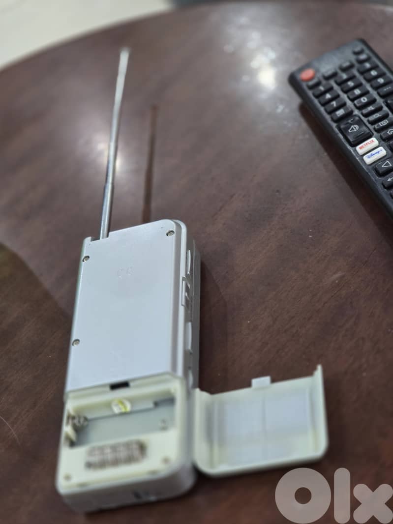 RadioShack Maxus Travelers FM Autoscan Clock Radio With Pop Out light 2