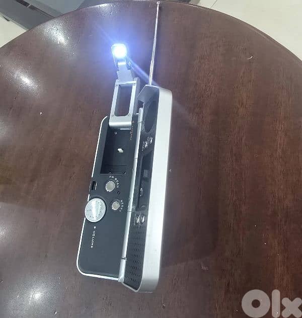 RadioShack Maxus Travelers FM Autoscan Clock Radio With Pop Out light 3