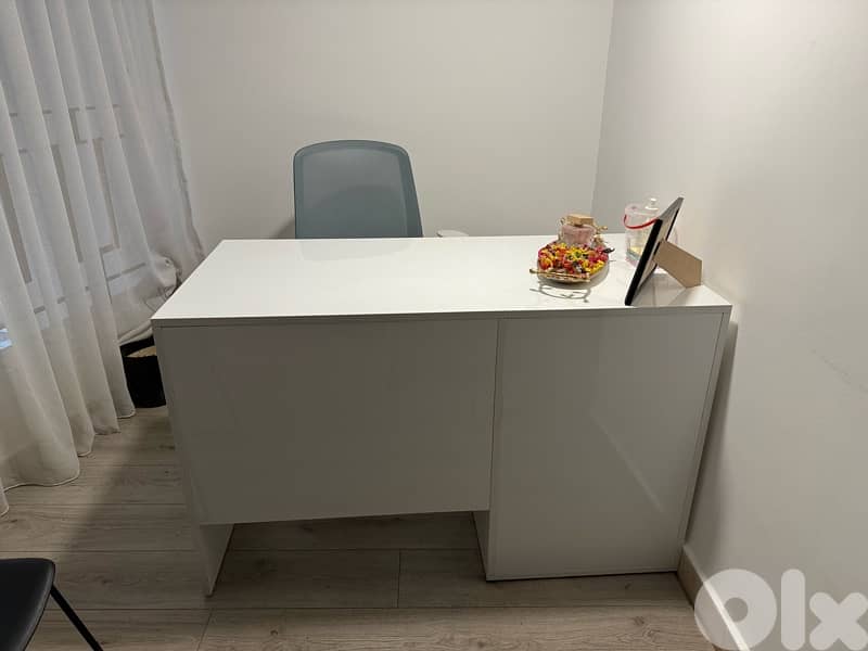 Glossy white desk 0