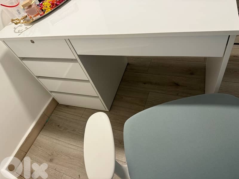 Glossy white desk 1