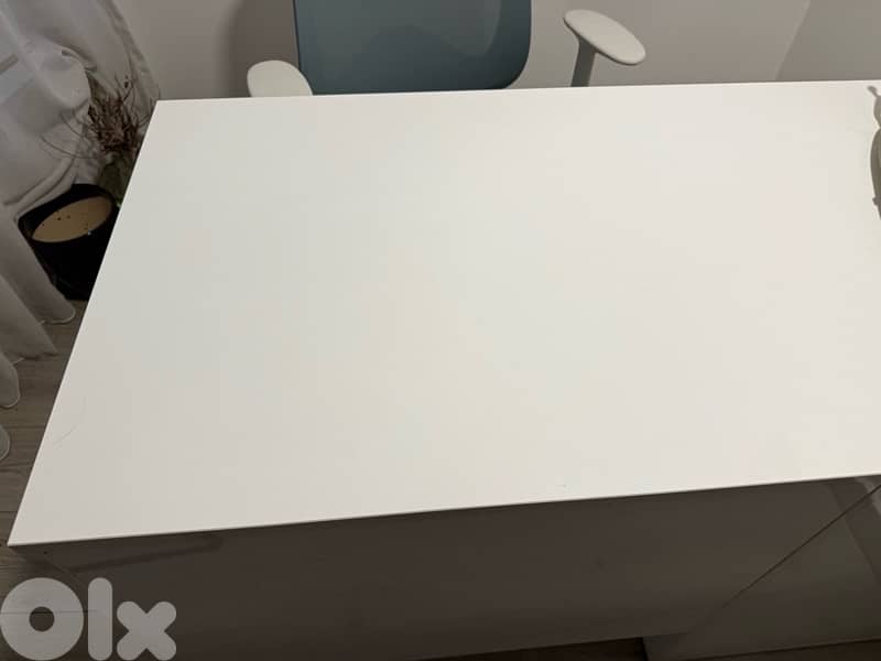 Glossy white desk 2