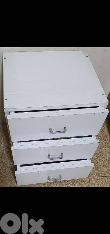 كومودين أبيض ٣ جارور نظيف ٢٠ دولار بيروت  ٠٣٧٢٣٨٩٥