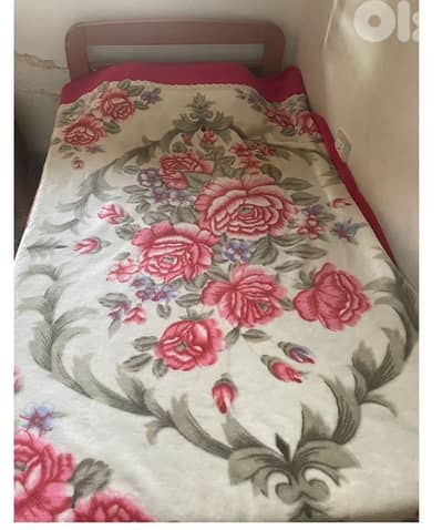 تخت مفرد ونص بلا فرشه