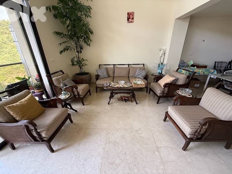 used living room in good condition 0