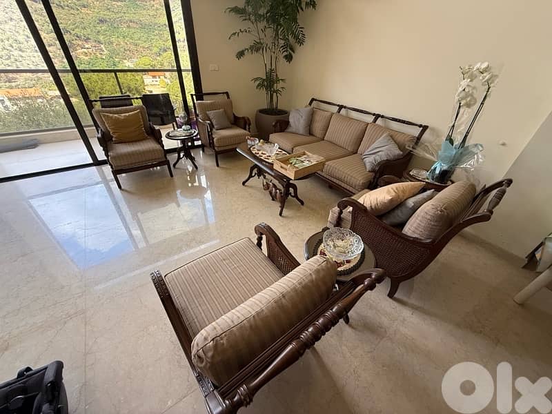 used living room in good condition 1