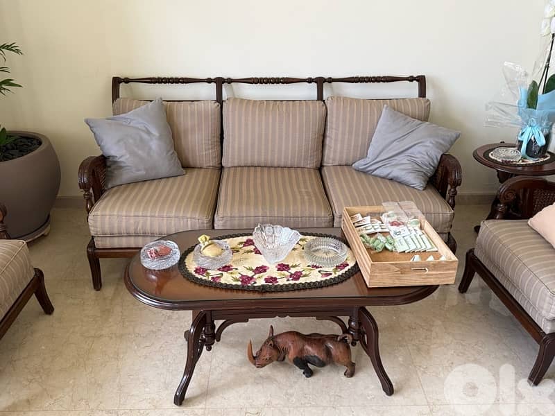 used living room in good condition 2