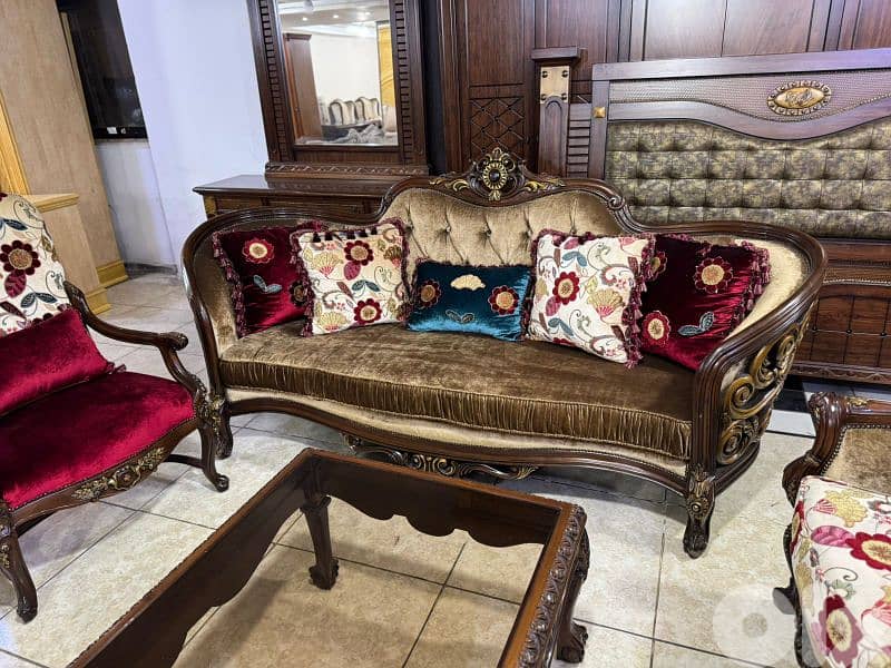 طقم كنبايات حفر خشب زان ملكي خمس قطع وطاولة 0