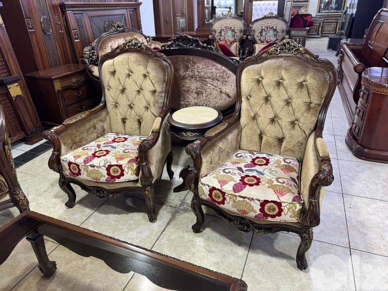 طقم كنبايات حفر خشب زان ملكي خمس قطع وطاولة 2