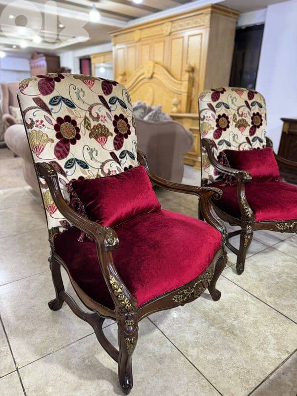 طقم كنبايات حفر خشب زان ملكي خمس قطع وطاولة 3