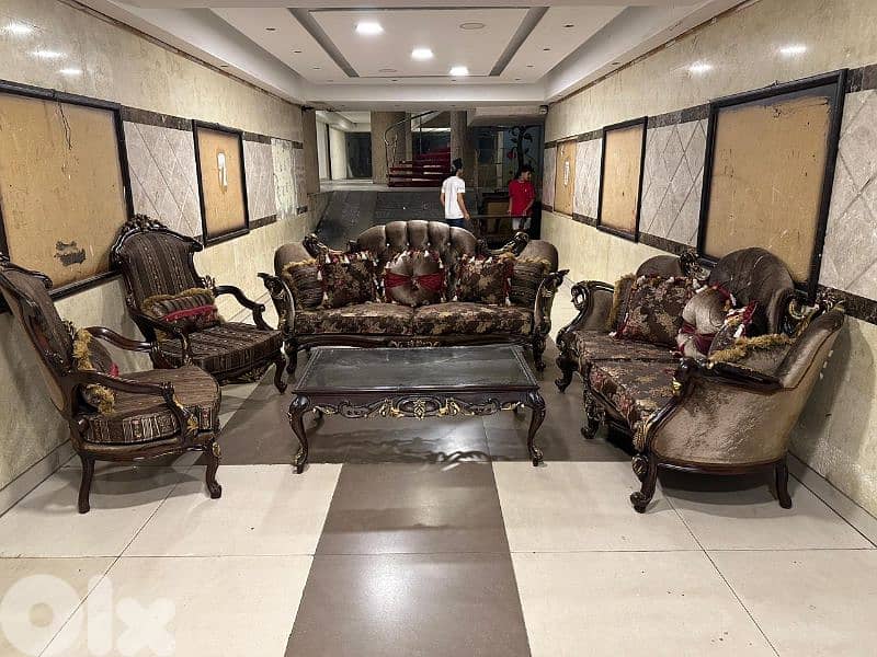 طقم كنبايات ملكي حفر خشب زان اربع قطع وطاولة 3