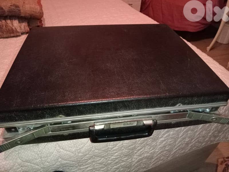 طوابع قديمة فوق ٣٠٠٠ طابع اكثر بلدان+ Samsonite bag 2