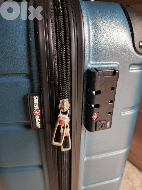 SwissGear Suitcase carry-on Authentic 1