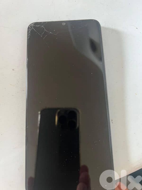 موبيل انفنكس مكسورة الشاشة على الزاوية شي خفيف 0