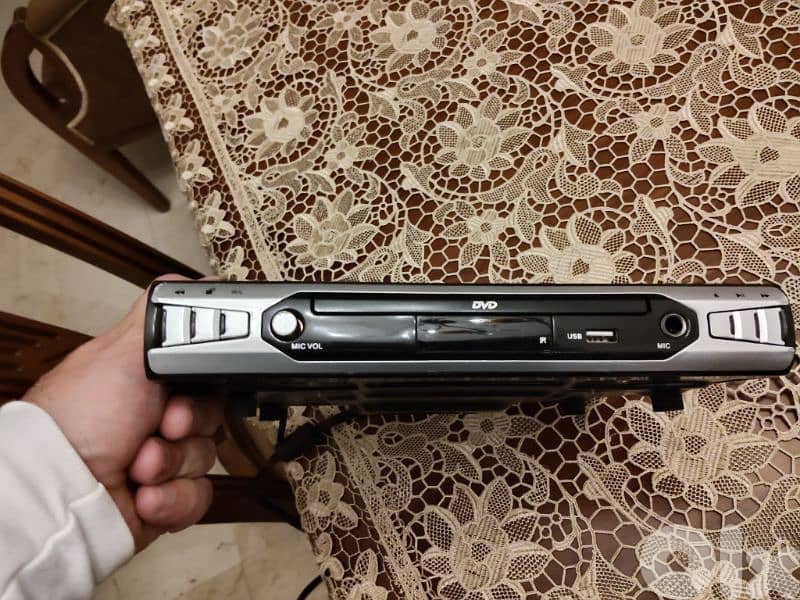 TV 55 inch like new wifi with 2 speaker and DVD and 15