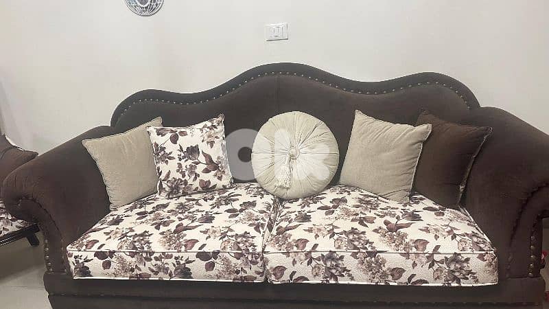 غرفة جلوس مع طاولة 0