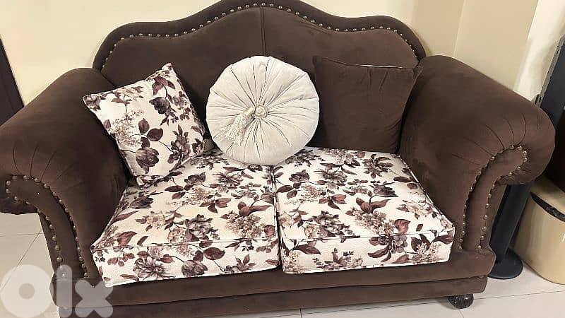 غرفة جلوس مع طاولة 1