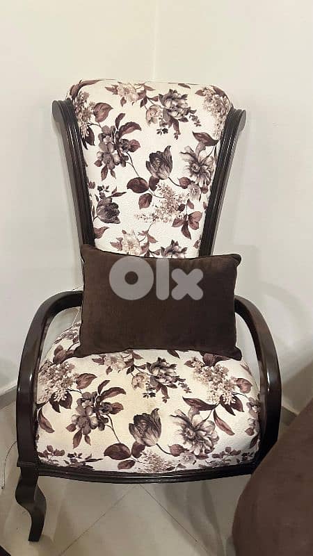 غرفة جلوس مع طاولة 2